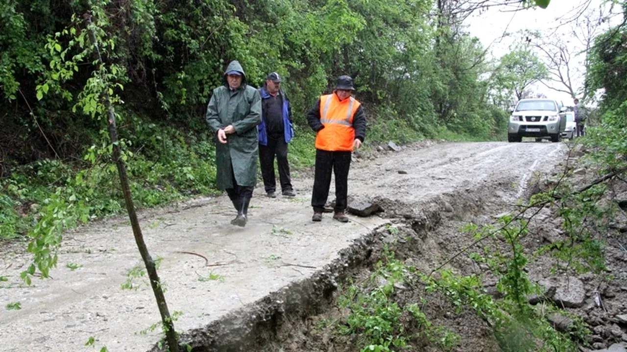 Un drum de la periferia municipiului Râmnicu Vâlcea s-a surpat. Zeci de familii pot rămâne izolate
