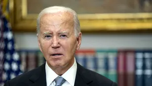 Joe Biden, surprins într-o librărie cu o carte despre conflictul israeliano-palestinian