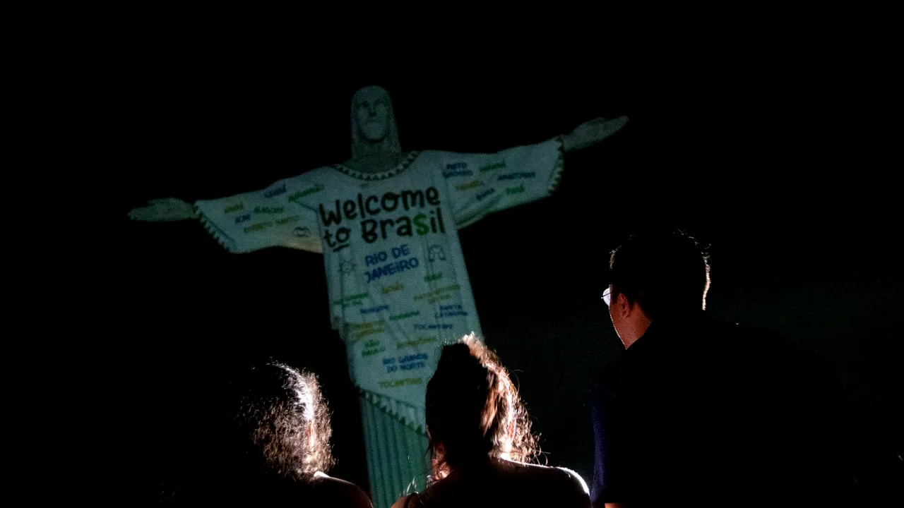 Proiecţie cu mesaj pe statuia lui Iisus din Brazilia, pentru Taylor Swift