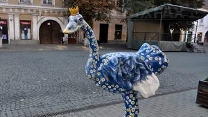 Struţul, mascota oraşului Bistriţa. Statuete colorate, pe străzile oraşului - FOTO