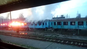 Incendiu puternic în Gara de Nord din Timişoara. Patru vagoane dezafectate au fost cuprinse de flăcări