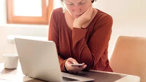 Stresul din pandemie afectează cel mai mult femeile care lucrează de la birou