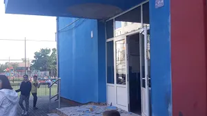 Elev de 10 ani, rănit grav, după ce o bucată de tencuială a căzut peste el/ Incidentul, mediatizat două zile mai târziu, în urma apariţiei pe Facebook | FOTO