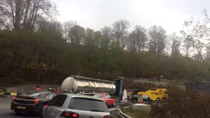 Trafic îngreunat pe DN13 Braşov - Rupea, după ce o cisternă încărcată cu sodă caustică s-a răsturnat. Coada se întinde pe câţiva kilometri - FOTO