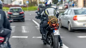 Motocicliștii vor putea trece printre mașini la semafor. Legea, adoptată de Camera Deputaților