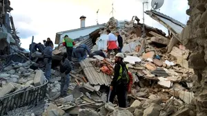 Cutremur devastator în Italia, de 6,2 grade, urmat de alte două seisme. UPDATE: Bilanţul a crescut la 247 de morţi - GALERIE FOTO/VIDEO