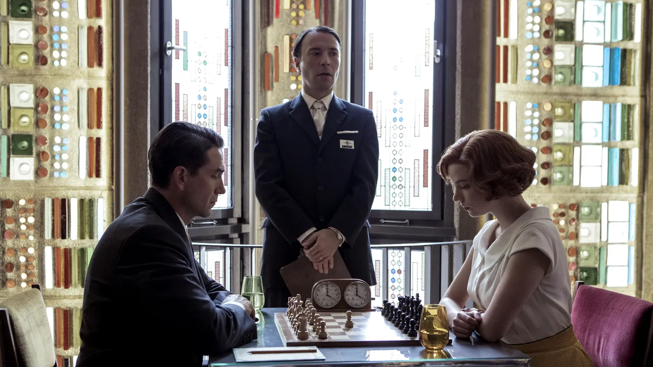 „The Queen’s Gambit” doboară recorduri. Cel mai urmărit serial Netflix al momentului aduce lumea şahului în casele oamenilor