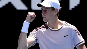 Australian Open: Djokovic - Sinner, finala din semifinale. Italianul l-a trimis acasă pe sârb, mitraliindu-l în primele două seturi. Elevul lui Cahill şi-a ţinut nervii tari şi nu i-a permis liderului mondial nicio minge de break