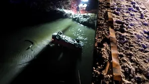 O mașină a rupt parapetul pe un pod din Vâlcea și a ajuns în râu