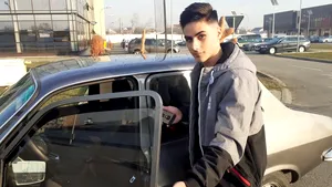 Cum arată o Dacia 1300, cu dotări de limuzină. Se deschide cu comandă vocală şi are senzor de parcare.  A fost transformată de un tânăr de 18 ani într-o adevărată „bijuterie”