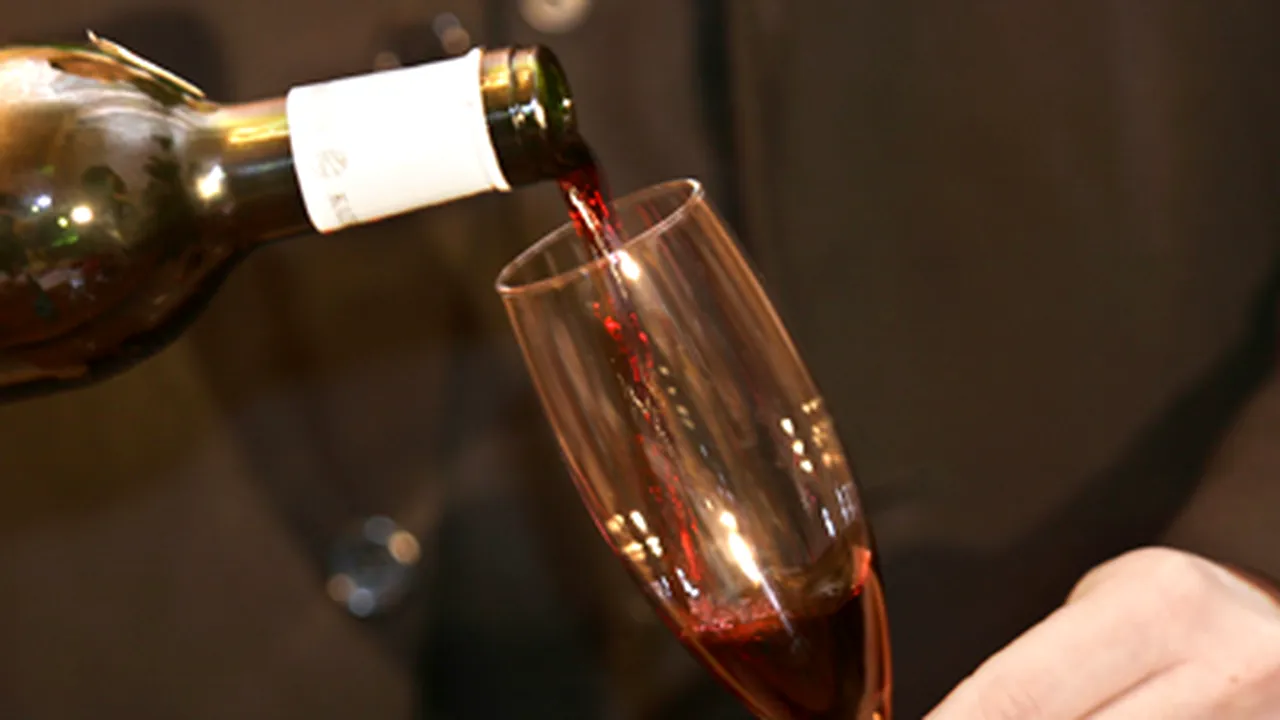 Consumul a două pahare de alcool pe zi, eficient împotriva obezităţii