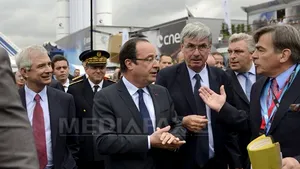 Vizita lui François Hollande la Salonul Aeronautic din Le Bourget, perturbată de două membre Femen