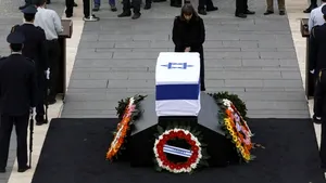 Israelul i-a adus un ultim omagiu lui Ariel Sharon. Fostul premier a fost înhumat la ferma familiei sale. Două RACHETE au fost lansate din Fâşia Gaza - VIDEO