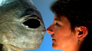 FOTO. O femeie susţine că a fost răpită de extratereştri de 52 de ori: „Am avut vânătăi triunghiulare pe faţă”