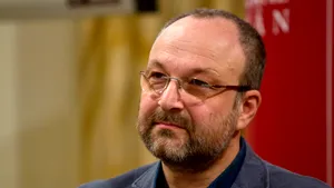 INTERVIU Paul-Bădescu: Între carte şi cinema e ca-ntre handbal şi fotbal. Fotbalul e în liga banului