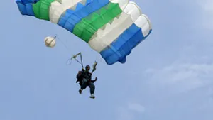 Se caută paraşutişti-comando în Armata României. MApN face recrutări pentru un batalion din Bacău