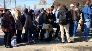 GALERIE VIDEO AGLOMERAŢIE în autogara din Ploieşti, unde zeci de persoane aşteaptă să plece către Capitală cu microbuze