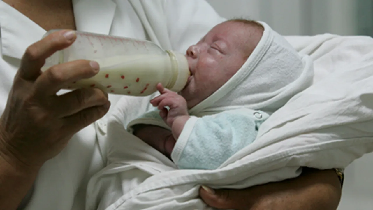 Ambii părinţi ar putea sta o lună de zile acasă după naşterea copilului