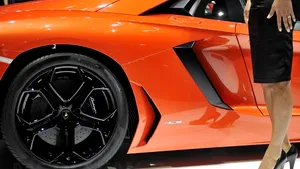 Doi bărbaţi acuzaţi că au vândut cu acte false mai multe maşini de lux luate în leasing