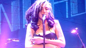 Ascultă SMART RADIO. Amy Winehouse, subiectul unei expoziţii la Muzeul Grammy, înaintea licitaţiei pentru obiectele sale