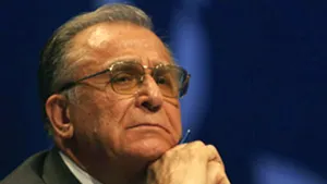 Iliescu: Ţara arde şi baba se piaptănă