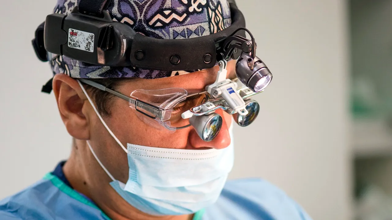 Premieră medicală în România: nasul unui pacient a fost reconstruit în antebraţul acestuia şi apoi transplantat