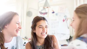 Abandonul şcolar, strâns legat de absenţa produselor pentru igienă menstruală. O ţară face un pas înainte şi oferă absorbante gratuite elevelor 
