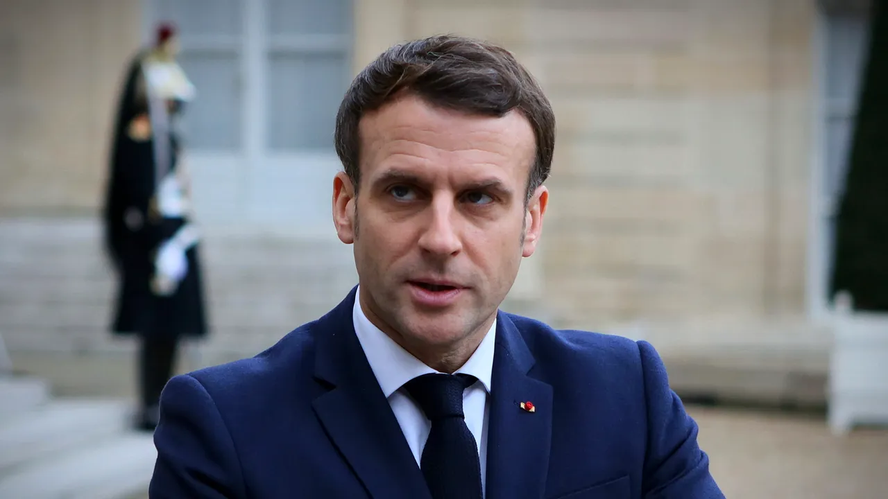 VIDEO  Emmanuel  Macron, lovit peste faţă de un bărbat în timpul unei vizite /  Doi suspecţi au fost reţinuţi 