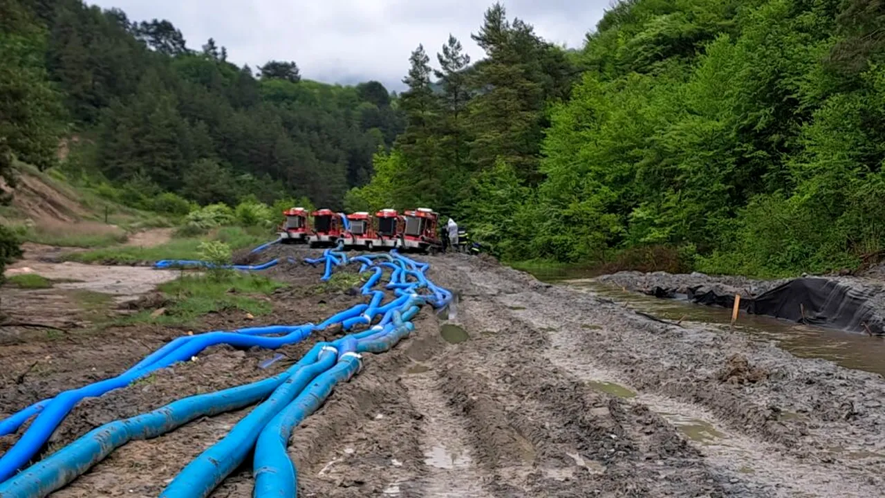 Trei excavatoare intervin la Salina Praid, pentru astuparea sufoziunilor apărute
