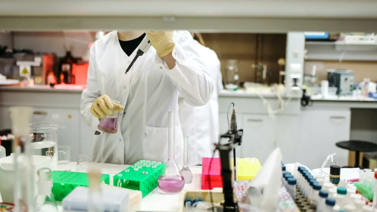 Cercetătorii maghiari au pus la punct un medicament anticancer surprinzător de eficient / A distrus o tumoră canceroasă de sân extrem de agresivă de la prima doză