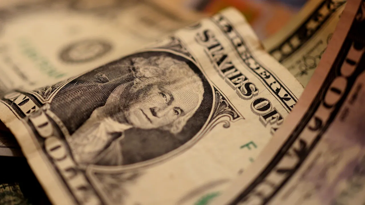 Dolarul creşte şi după ce Donald Trump a promis măsuri pentru stimularea economiei. Euro continuă să scadă