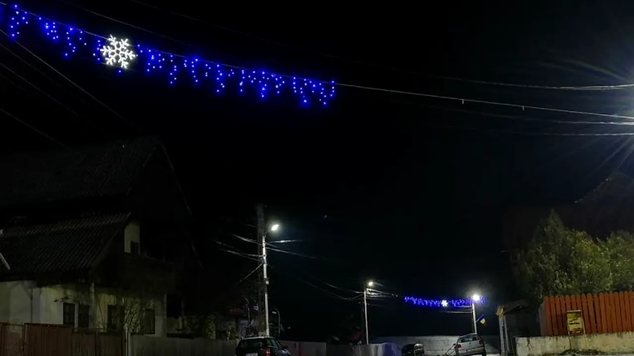 GHIRLANDELE de Crăciun au început să fie montate într-un oraş din România, deşi afară sunt 30 de grade Celsius/ Reprezentanţii municipalităţii: Este o situaţie normală