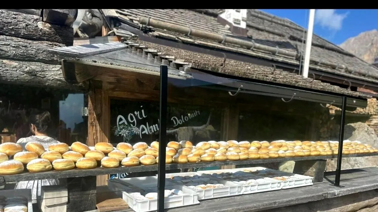 Un desert ieftin a devenit viral. Sute de oameni merg într-o zonă montană izolată și stau la cozi uriașe