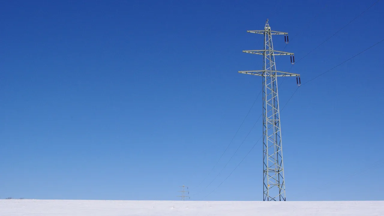 Un oraş din România, realimentat cu energie electrică după 33 de ore de la întrerupere