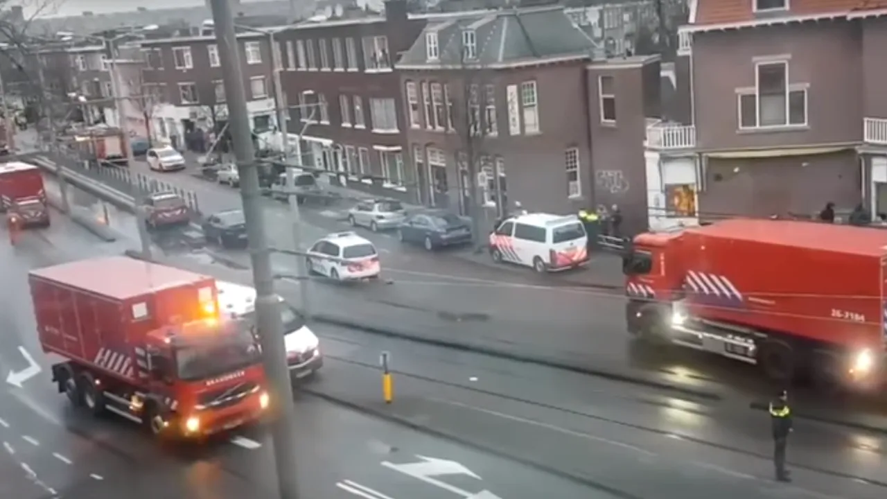 EXPLOZIE la Haga/ Faţada unei clădiri s-a prăbuşit | VIDEO