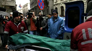 O femeie s-a aruncat cu copilul în braţe de la etajul cinci al unui imobil din Capitală