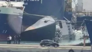 Una dintre cele mai mari şi moderne nave de război din Iran s-a răsturnat într-un port