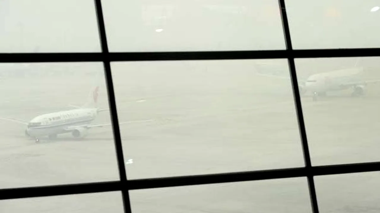 Peste 100 de zboruri, afectate de vizibilitatea redusă cauzată de smog, la Beijing