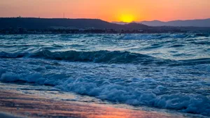 O plajă a devenit celebră deoarece mașinile care ajung în zonă dispar în mare