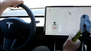 VIDEO Tableta de control a maşinii Tesla Model 3, supusă la testul ciocanului de un vlogger