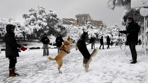 VIDEO Ninsori puternice în Grecia. Localnicii au ales să vadă partea plină a paharului şi s-au bucurat de zăpadă