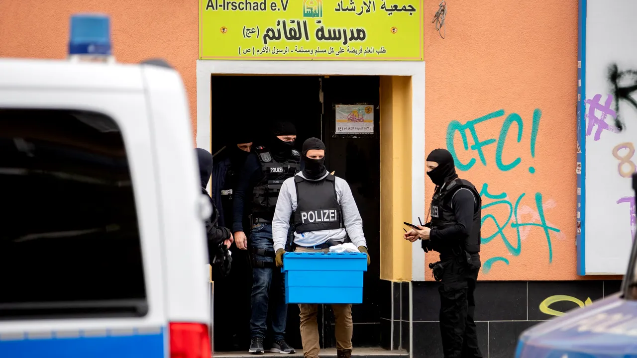 Germania interzice mişcările radical islamiste şi face descinderi / Poliţia a efectuat raiduri asupra moscheilor şi centrelor legate de grupul Hezbollah