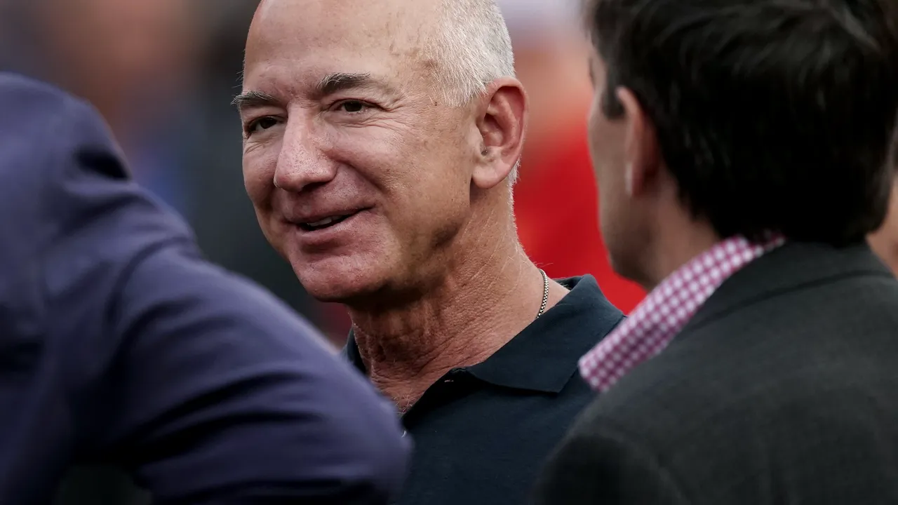 Jeff Bezos vrea să-l convingă pe Donald Trump că presa nu este un „inamic”
