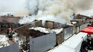 Incendiu la case și anexe în București: populația a fost evacuată