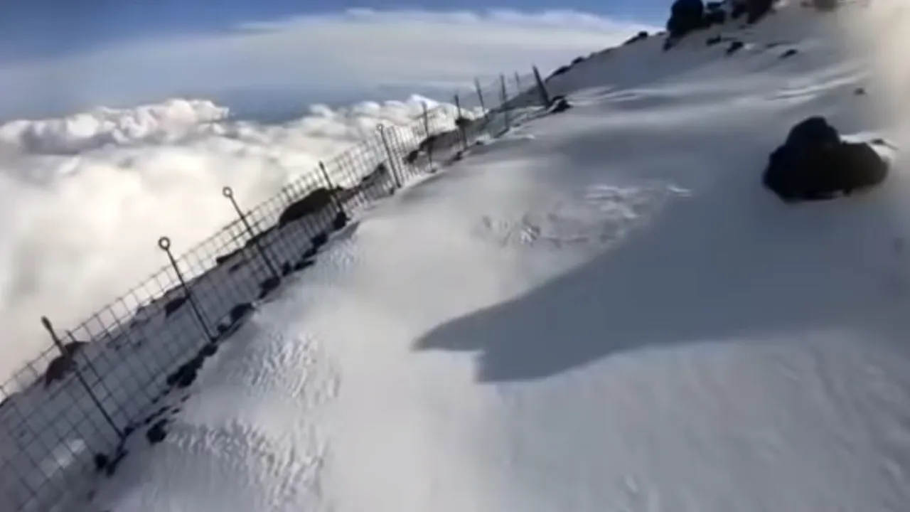 VIDEO | Autorităţile din Japonia au găsit un cadavru pe Muntele Fuji, după ce un alpinist a transmis momentul în care a căzut de pe munte