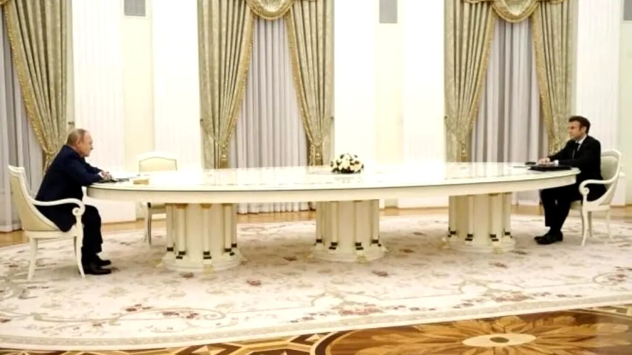 De ce l-a aşezat Putin pe Macron la o masă de 6 metri