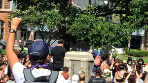 Protestatarii au doborât o statuie în New Orleans şi au aruncat-o în fluviul Mississippi

