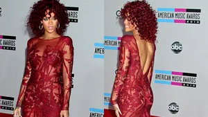 Rihanna, în rochie transparentă pe covorul roşu la American Music Awards