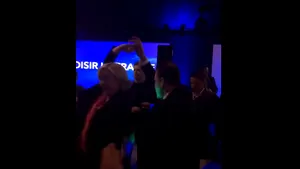 VIDEO ”Ultimul tango la Paris”. Marine Le Pen, surprinsă dansând pe melodiile YMCA şi I love rock n' roll, după înfrângerea de la prezidenţiale