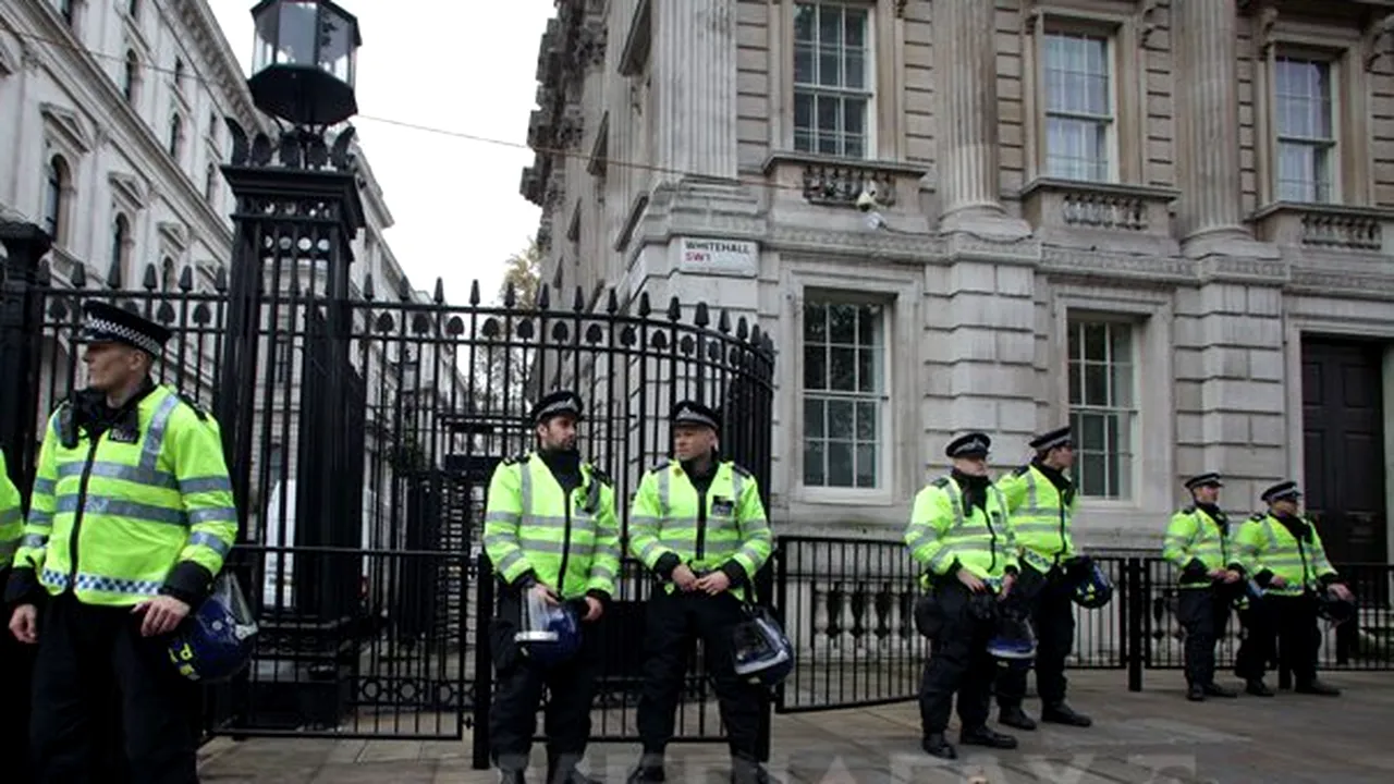 Autorităţile britanice caută doi români care ar fi ameninţat că vor decapita militari